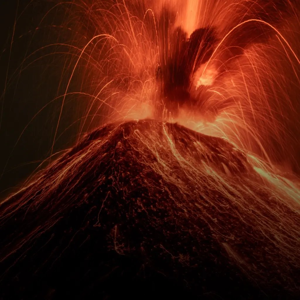 Volcán de Fuego en erupción de noche, Guatemala