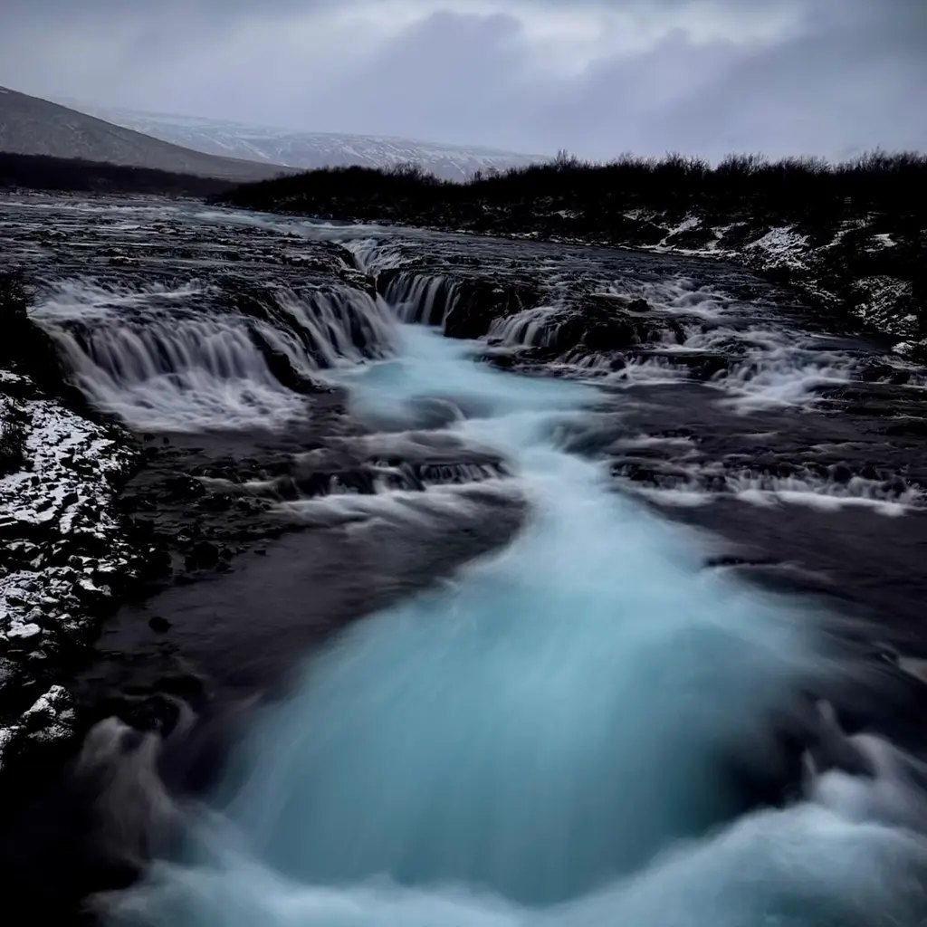 Río glaciar con nieve en Islandia